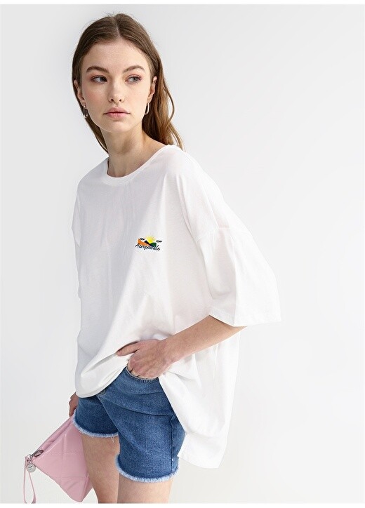 

Белоснежная женская футболка с круглым вырезом и принтом Aeropostale