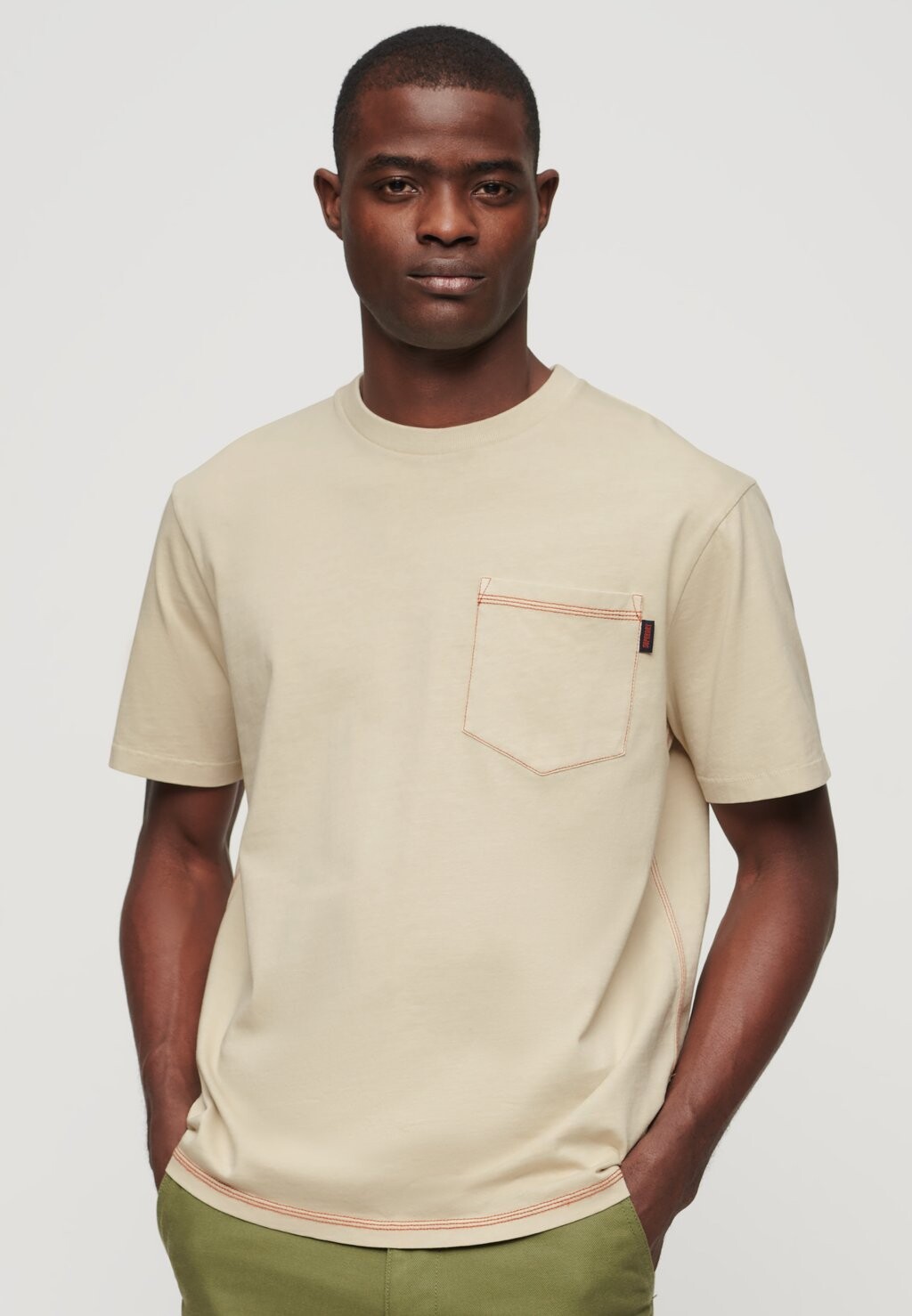 

Базовая футболка Contrast Stitch Pocket Superdry, стираный пеликан бежевый