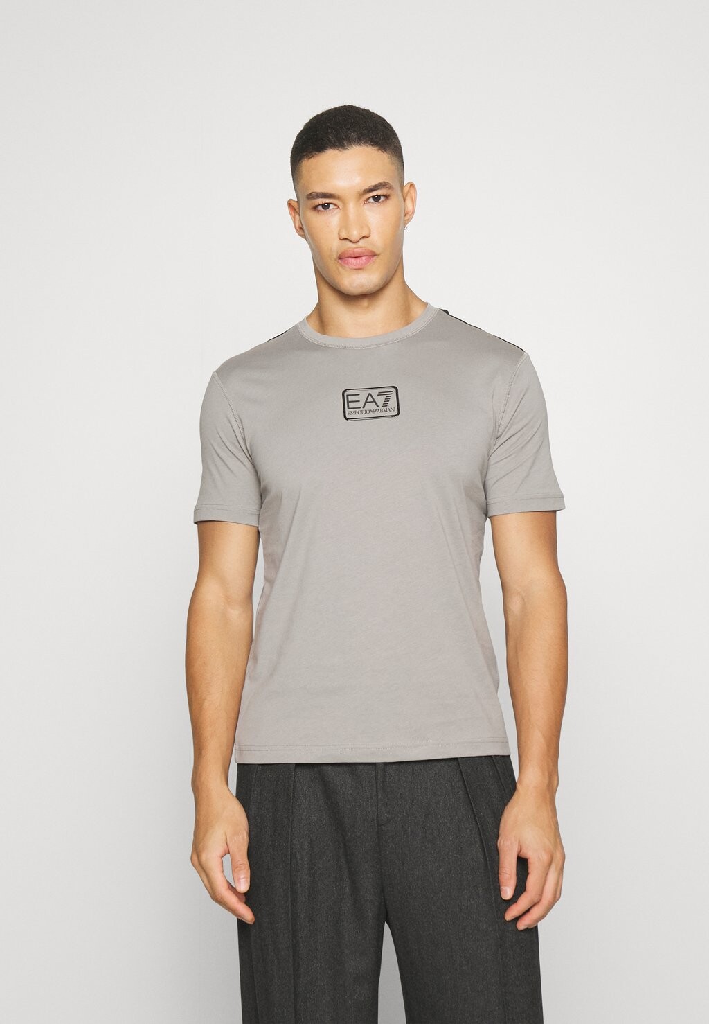 

Футболка с принтом EA7 Emporio Armani, светло-серая