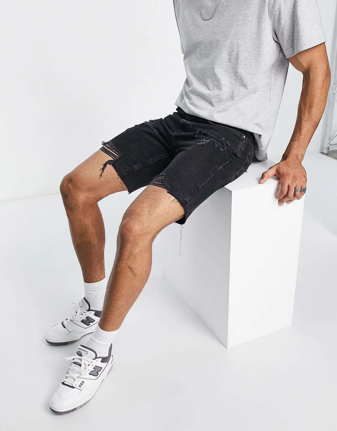 

Черные джинсовые шорты прямого кроя с рваными краями Pull&Bear