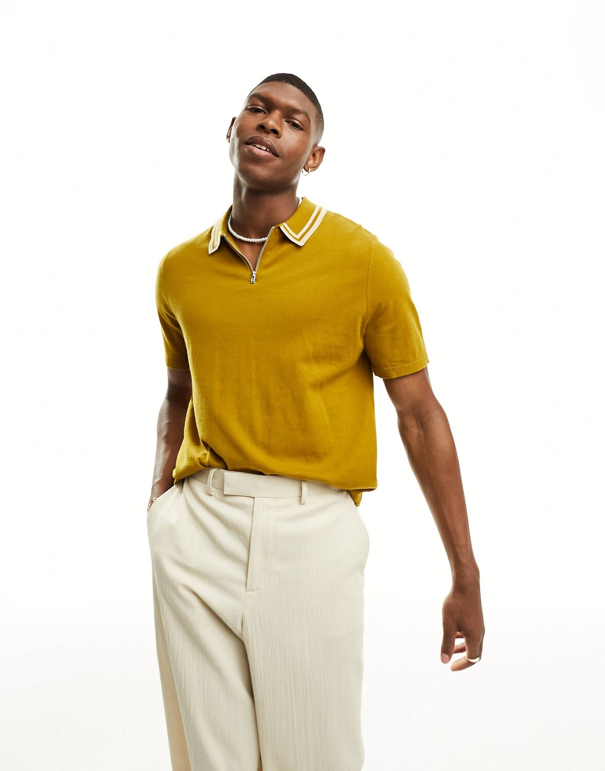 

Горчичное трикотажное поло с короткими рукавами на молнии ASOS DESIGN