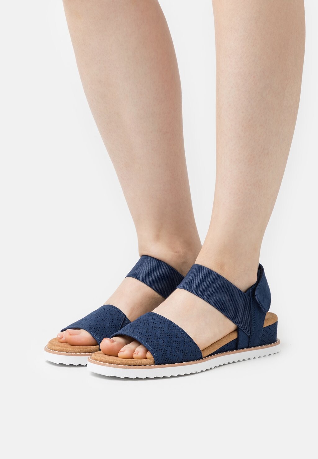 

Босоножки на танкетке Skechers