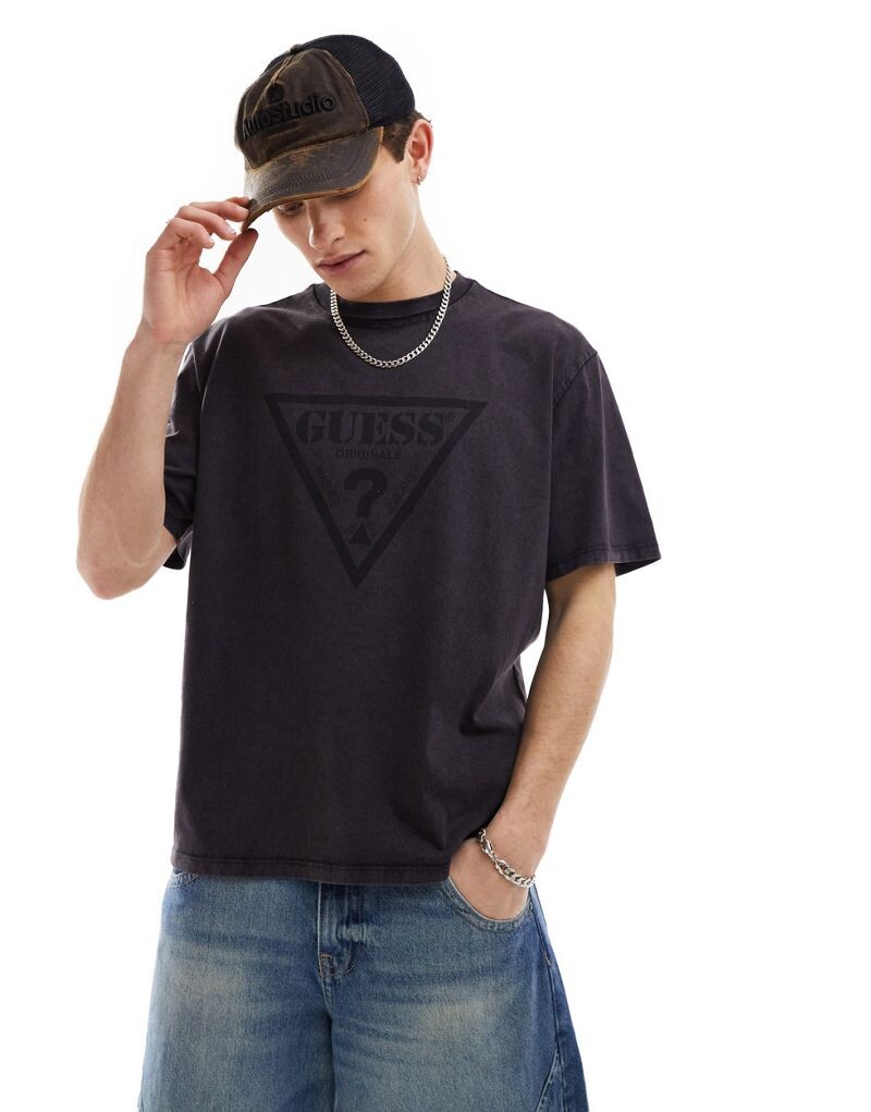 

Черная футболка унисекс Guess Originals с винтажным треугольным логотипом
