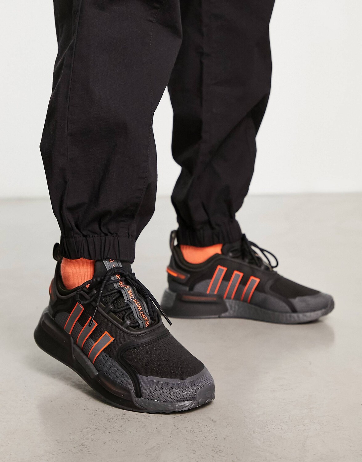 

Черно-оранжевые кроссовки adidas Originals NMD_V3