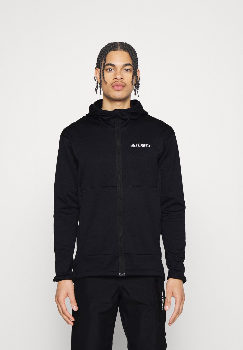 

Спортивный костюм Adidas
