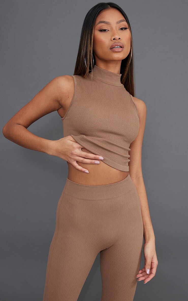 

PrettyLittleThing Коричневый структурированный укороченный топ без рукавов с высоким воротником