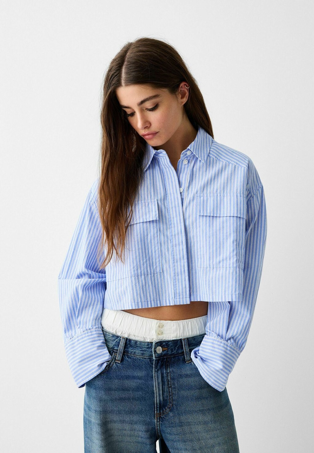 

Рубашка CROPPED Bershka, синий деним