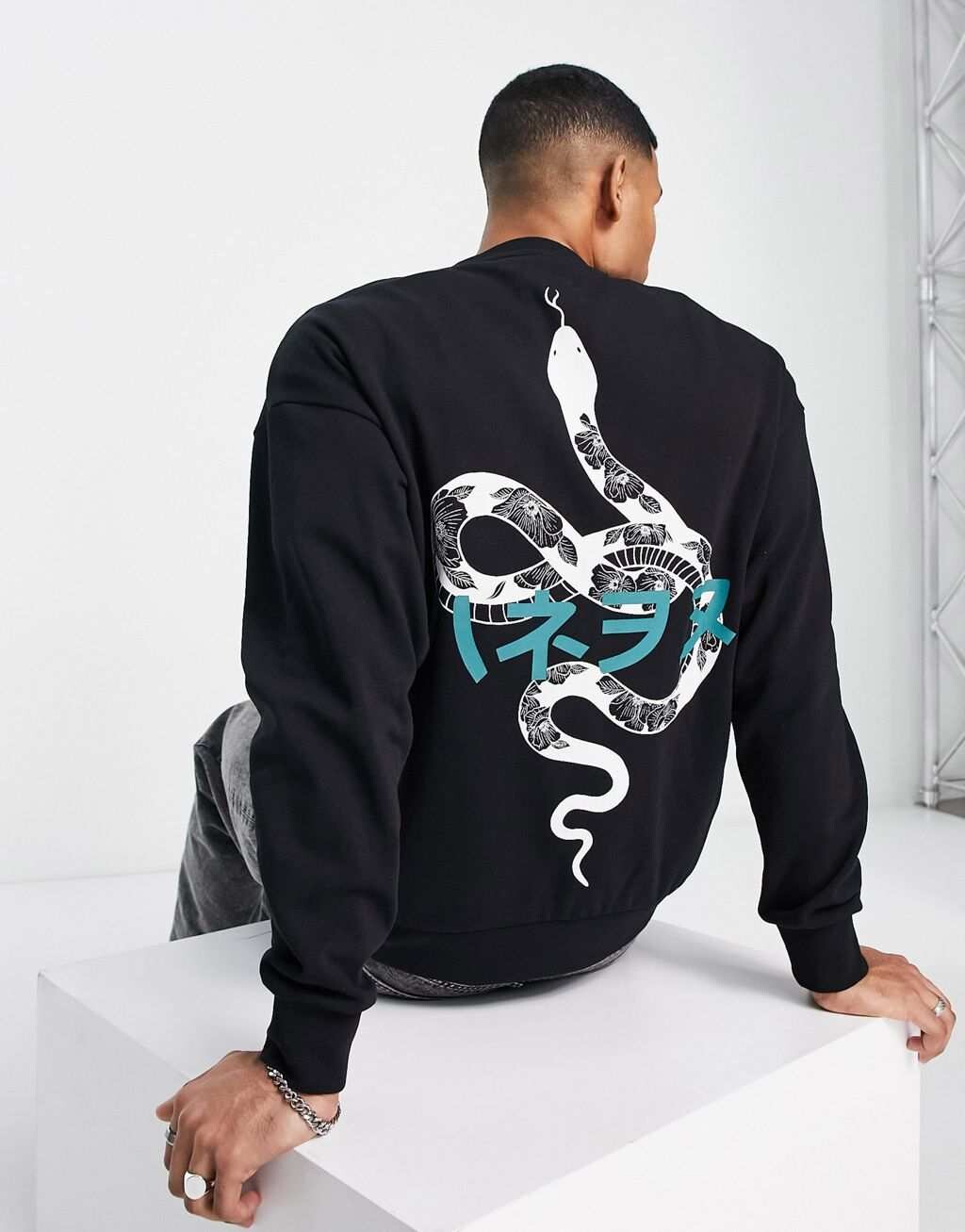 

Черный свитшот оверсайз со змеиным принтом на спине Jack & Jones Originals