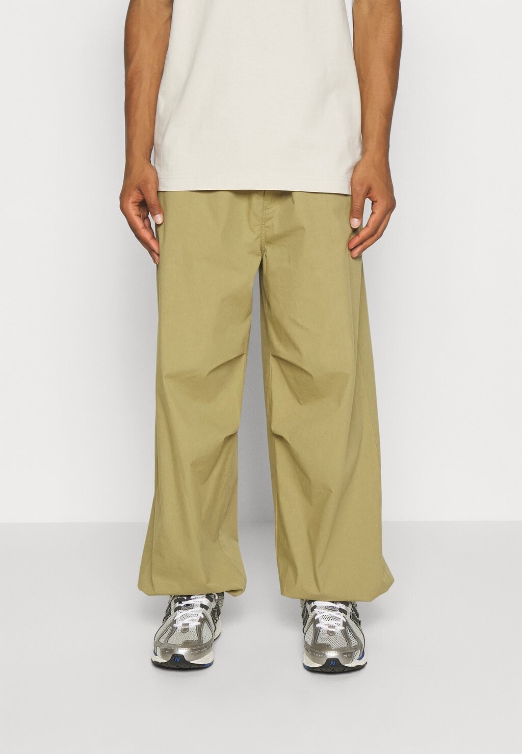 

Брюки Parachute Loose Trouser Weekday, цвет forest green