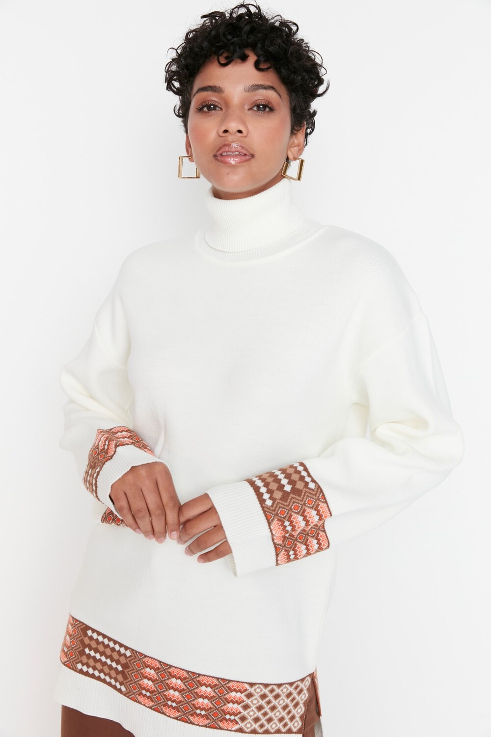 

Коричневый трикотажный свитер с водолазкой и рукавами цвета экрю Trendyol Modest