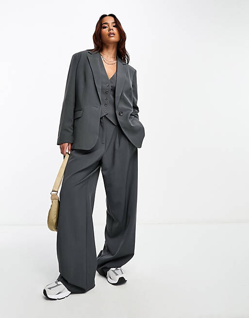 

Серый комбинезон строгого кроя Vero Moda
