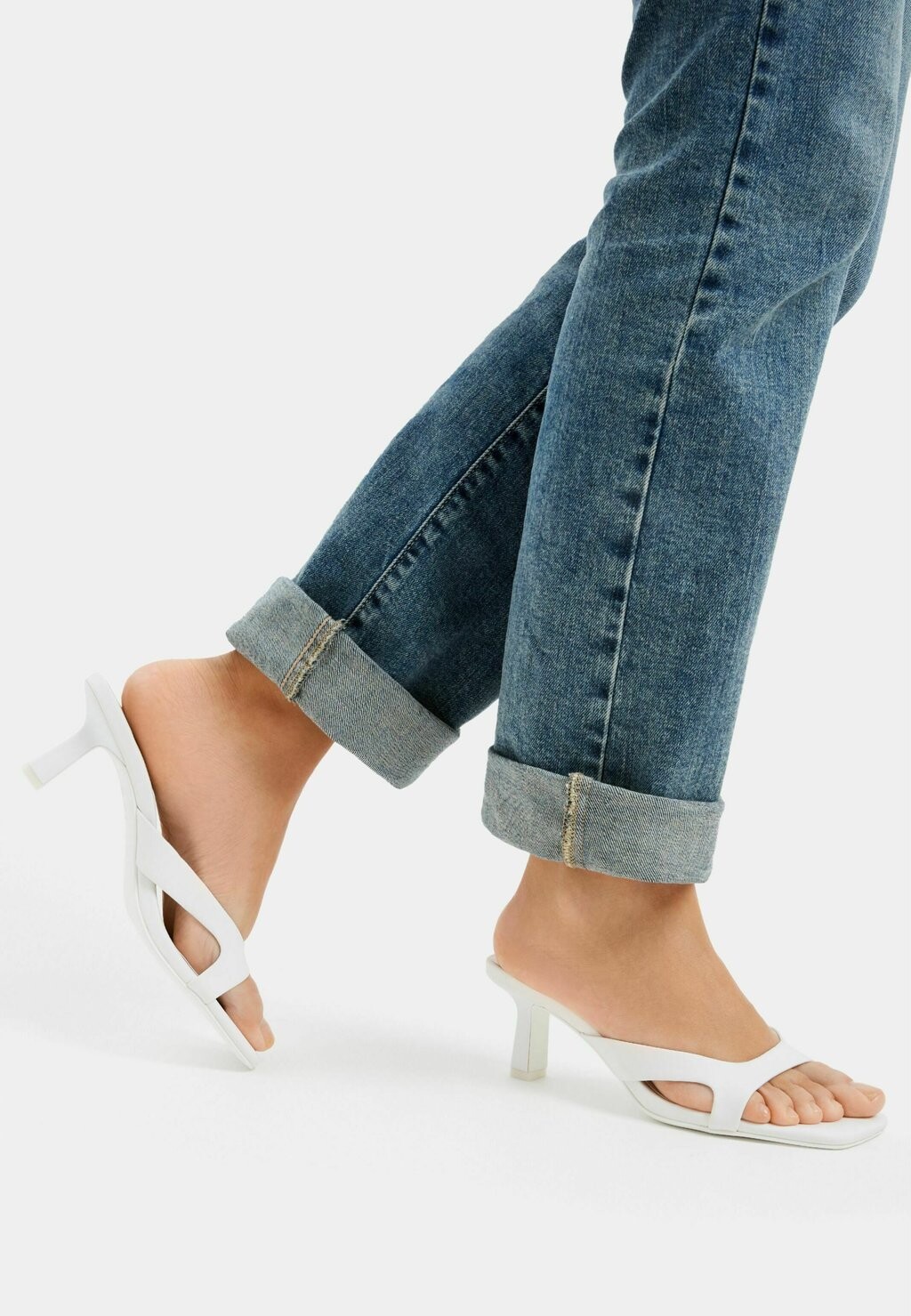 Туфли-лодочки на плоской подошве KITTEN HEEL Bershka, цвет white