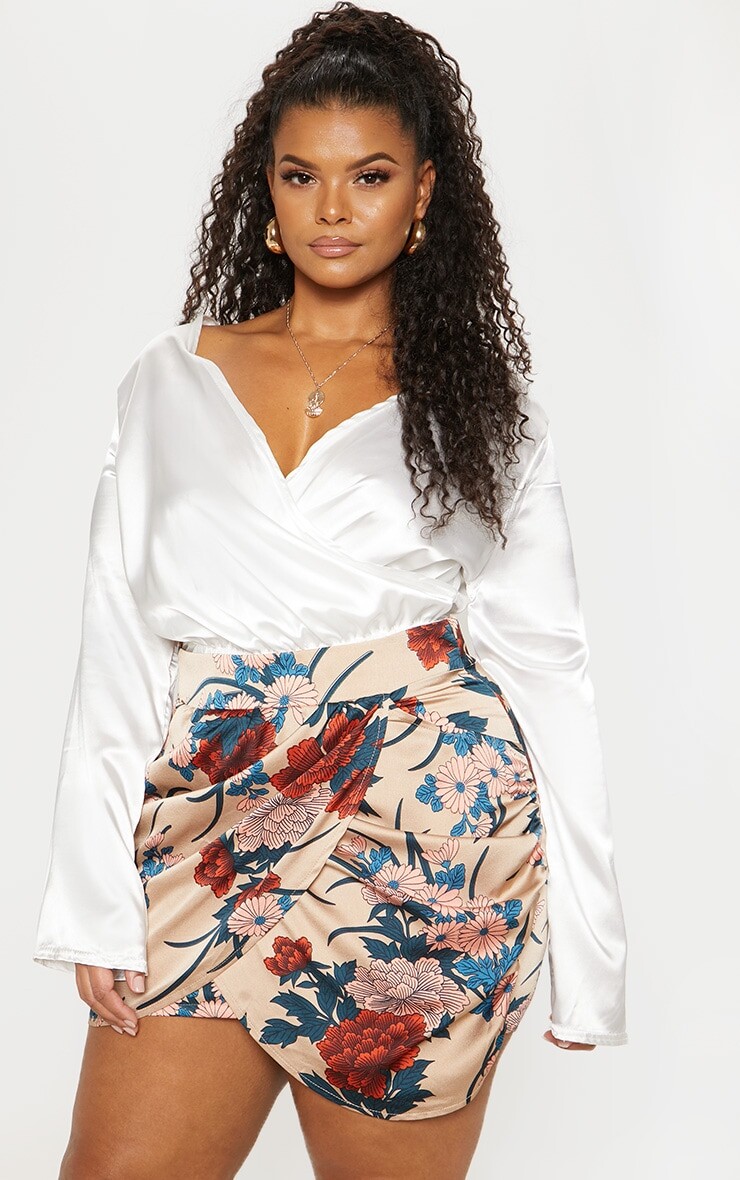 

PrettyLittleThing Плюс телесная атласная мини-юбка со сборками с цветочным принтом