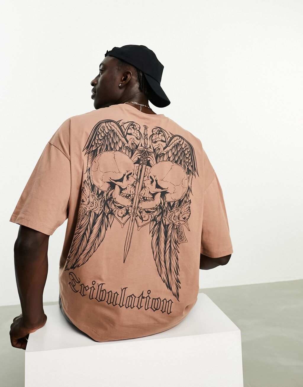 

Коричневая футболка оверсайз с принтом ангела на спине ASOS DESIGN, Коричневый