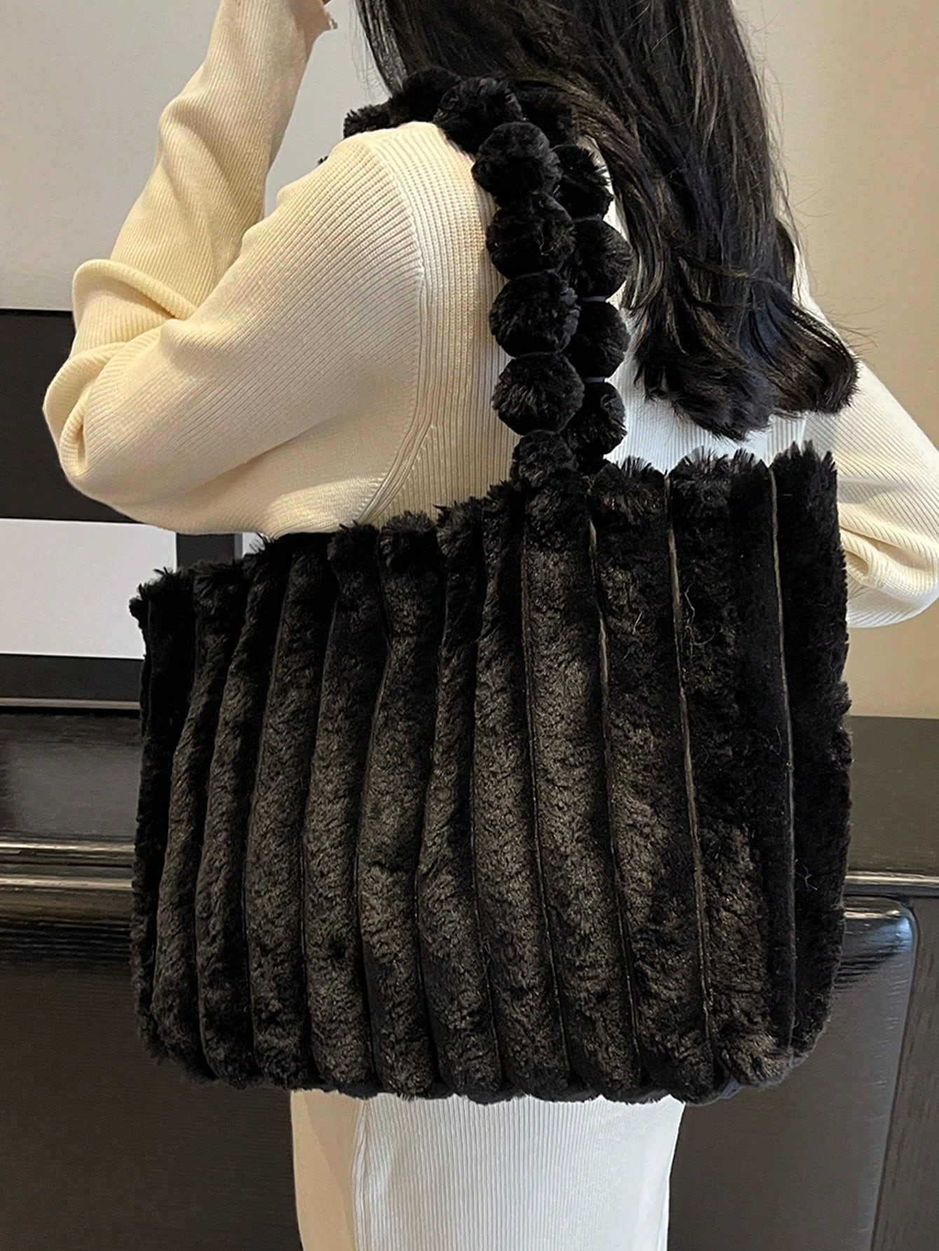 Плюшевая большая сумка большой емкости, черный модная женская большая сумка большой вместимости с функциями через плечо и ручной переноской на одно плечо черный