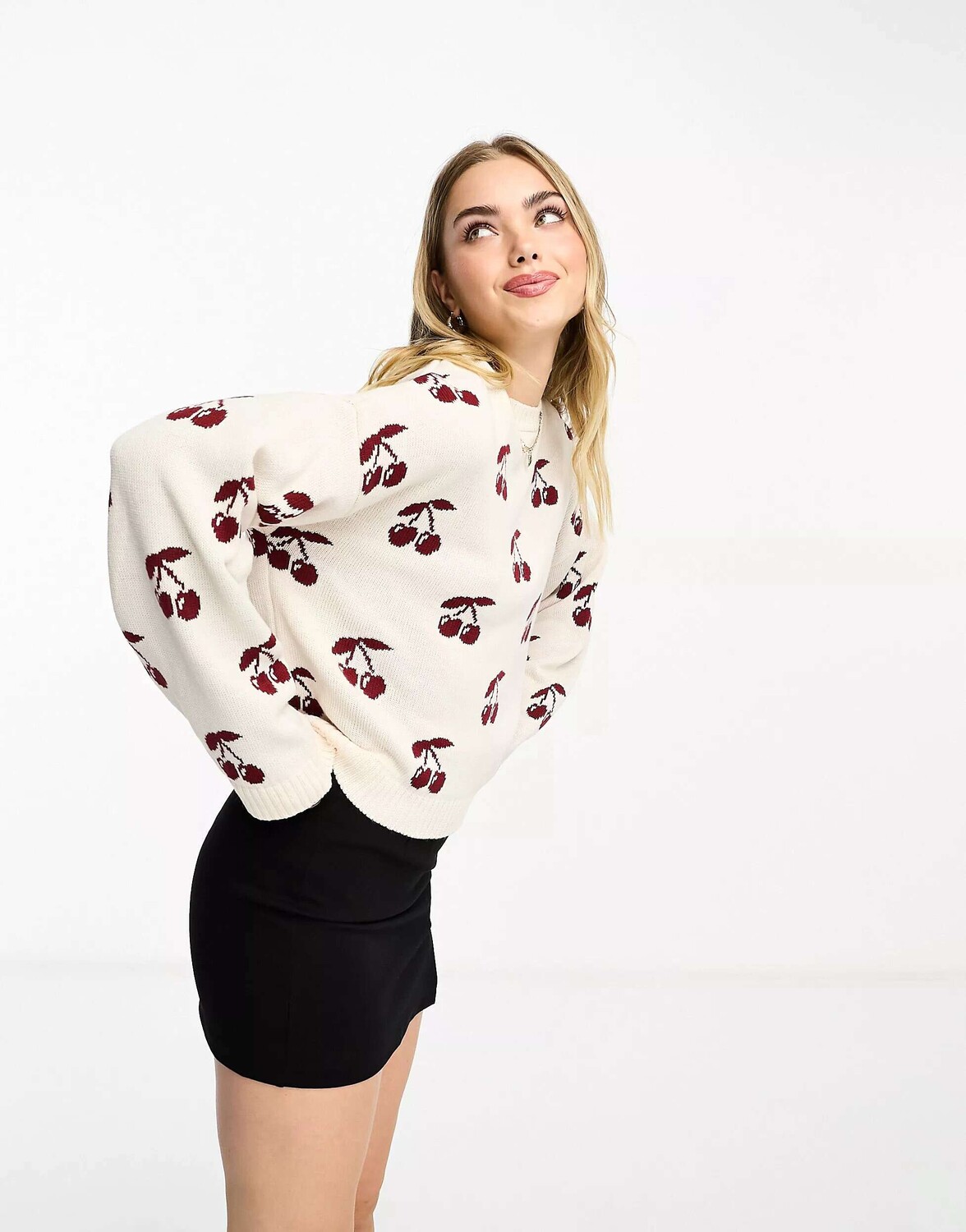 

Свитер цвета слоновой кости с длинными рукавами вишневого цвета ASOS DESIGN