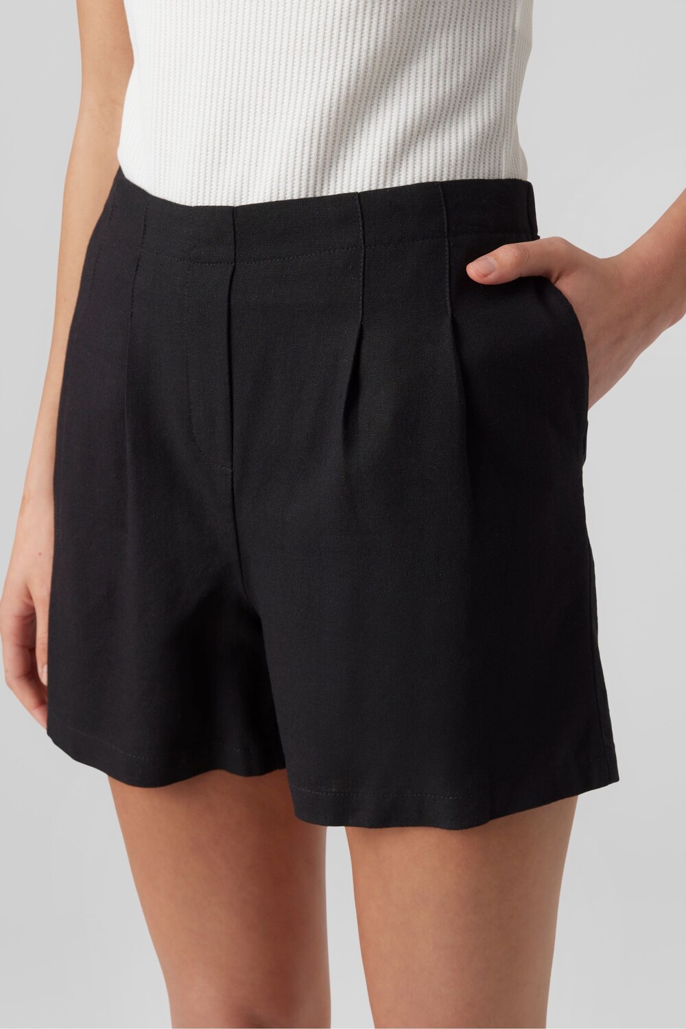 

Элегантные шорты из смесового льна со складками спереди VERO MODA, черный