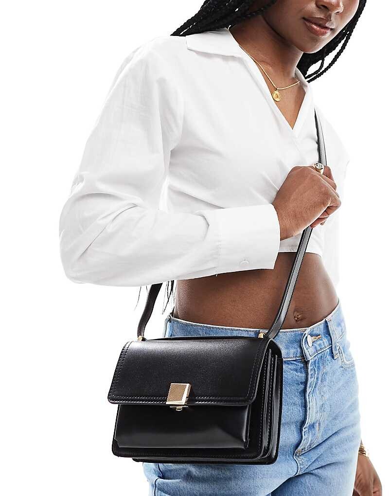

Черная сумка через плечо Accessorize с золотой застежкой