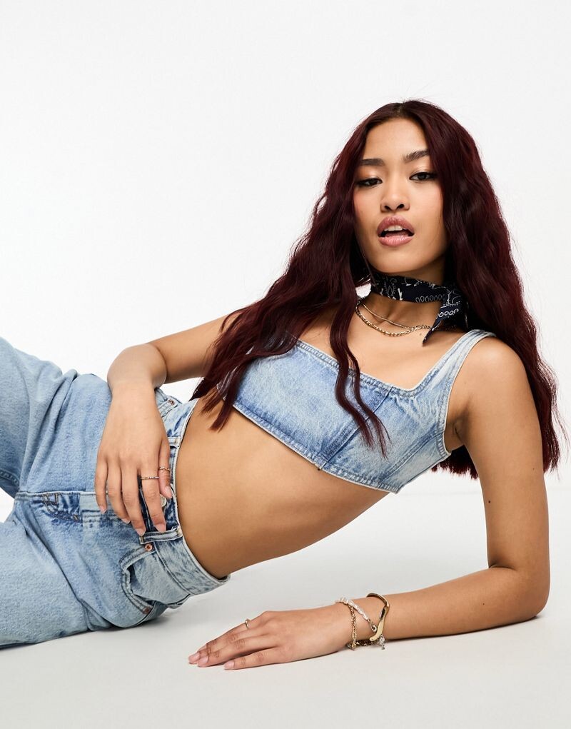 

Pull&Bear – короткий джинсовый топ голубого цвета, входит в комплект