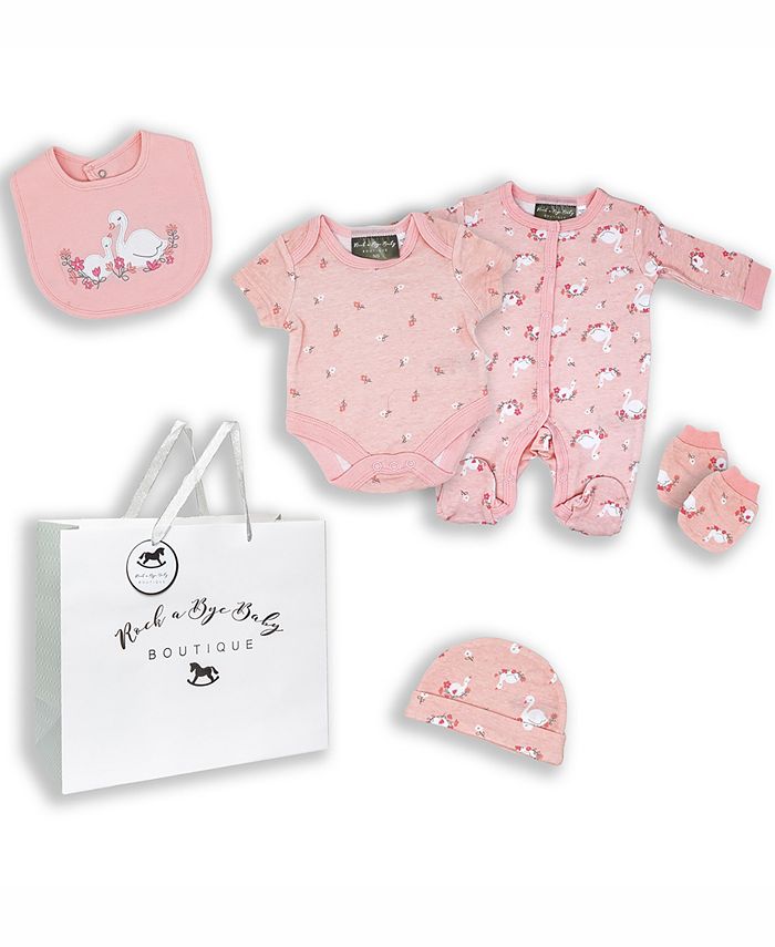 Подарок Lovely Swan Layette для маленьких девочек в сетчатой сумке, набор из 5 предметов Rock-A-Bye Baby Boutique, мультиколор боди и митенки ellis l