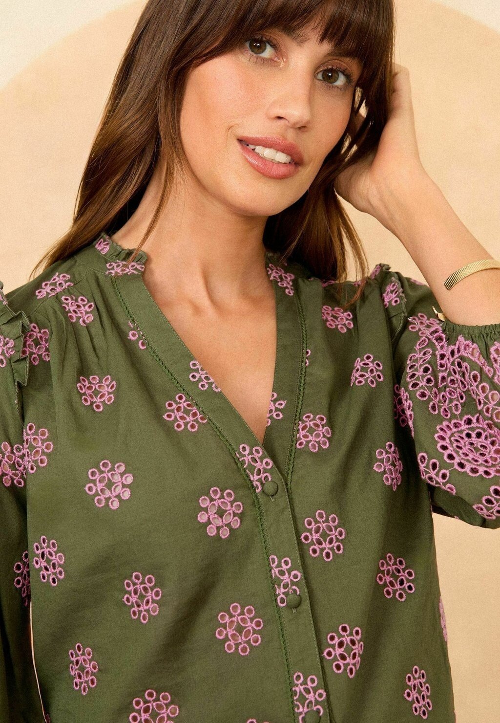 

Рубашка-блузка RUFFLE V NECK 3/4 SLEEVE, REGULAR FIT Love & Roses, зеленый