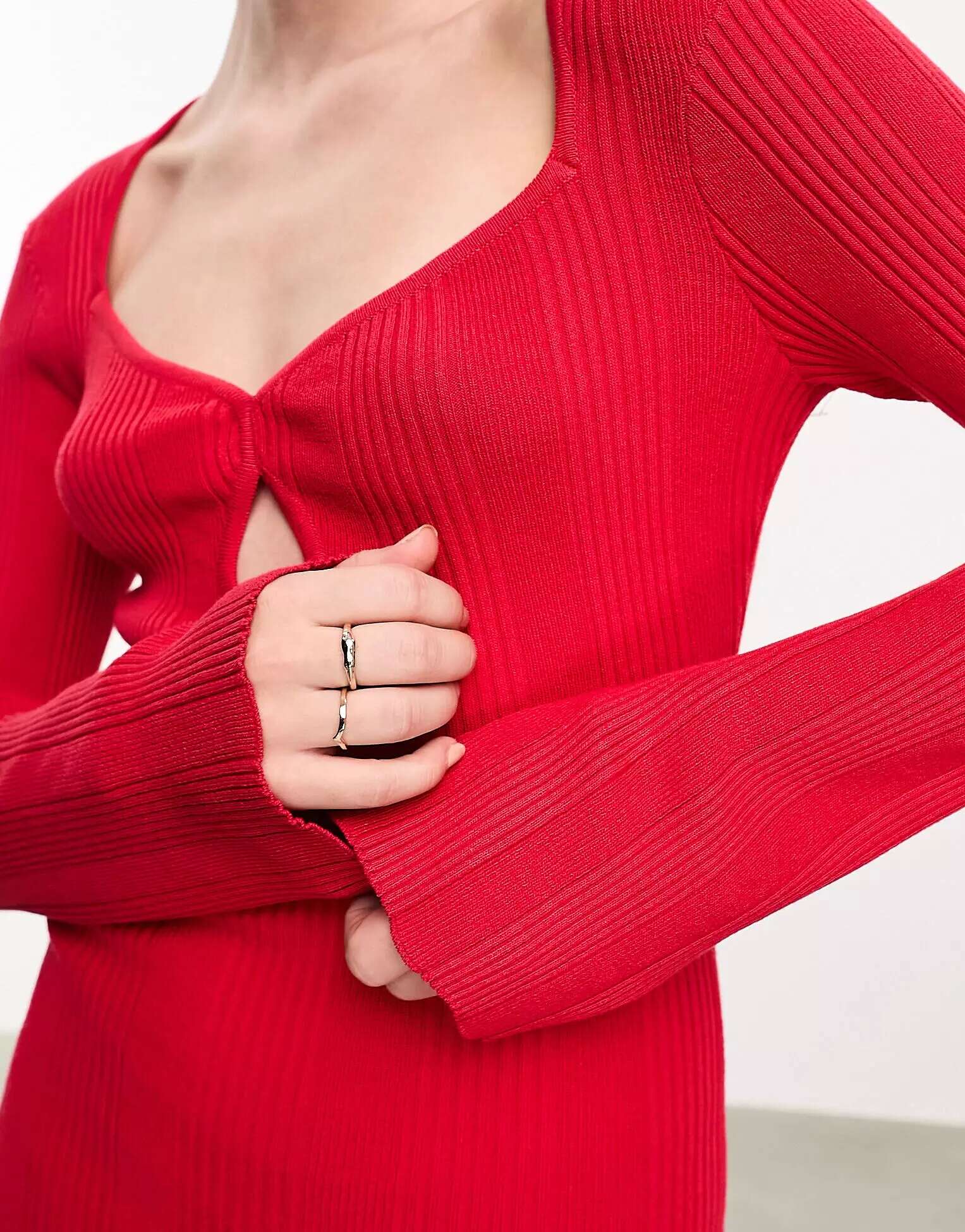 Красное трикотажное платье миди с вырезом в виде сердца Pretty Lavish