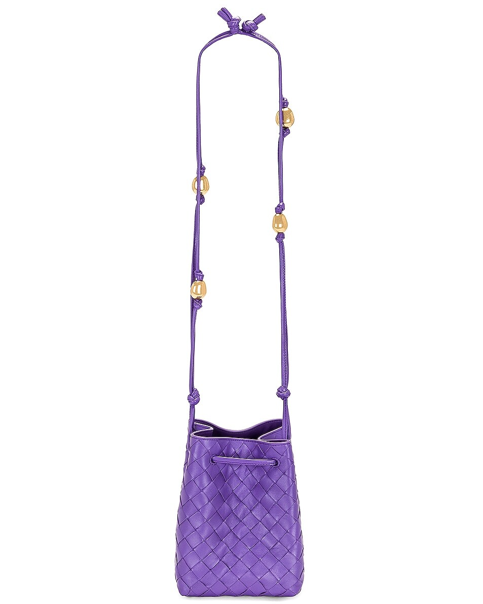 

Сумка Bottega Veneta Small Cross Body Bucket, цвет Purple & Gold