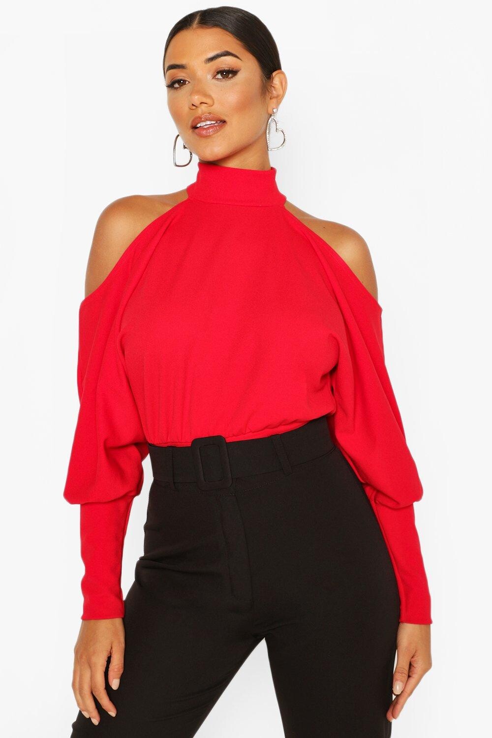 

Топ из крепа с холодными плечами Boohoo, красный