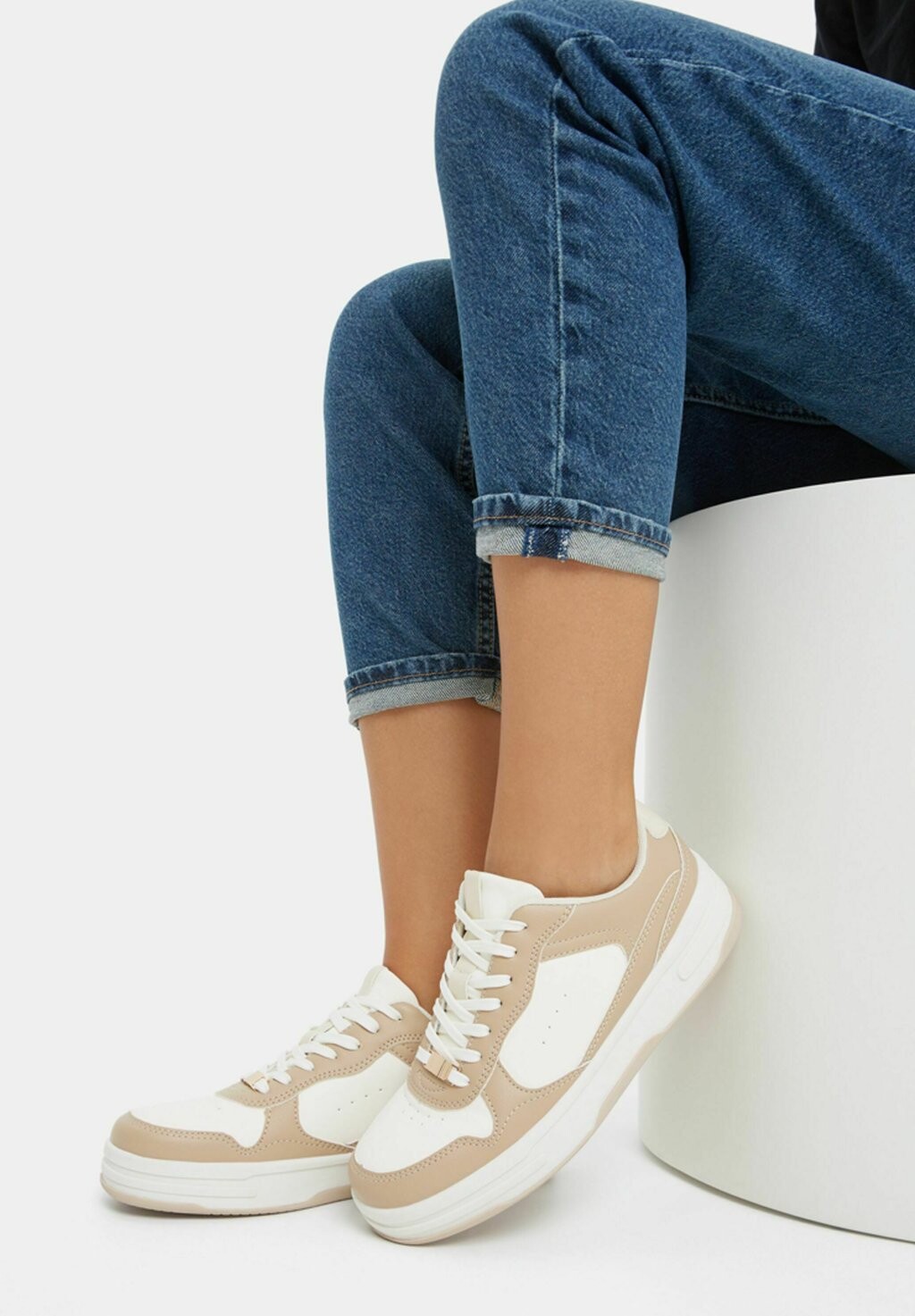 

Низкие кроссовки Contrast Bershka, бежевый