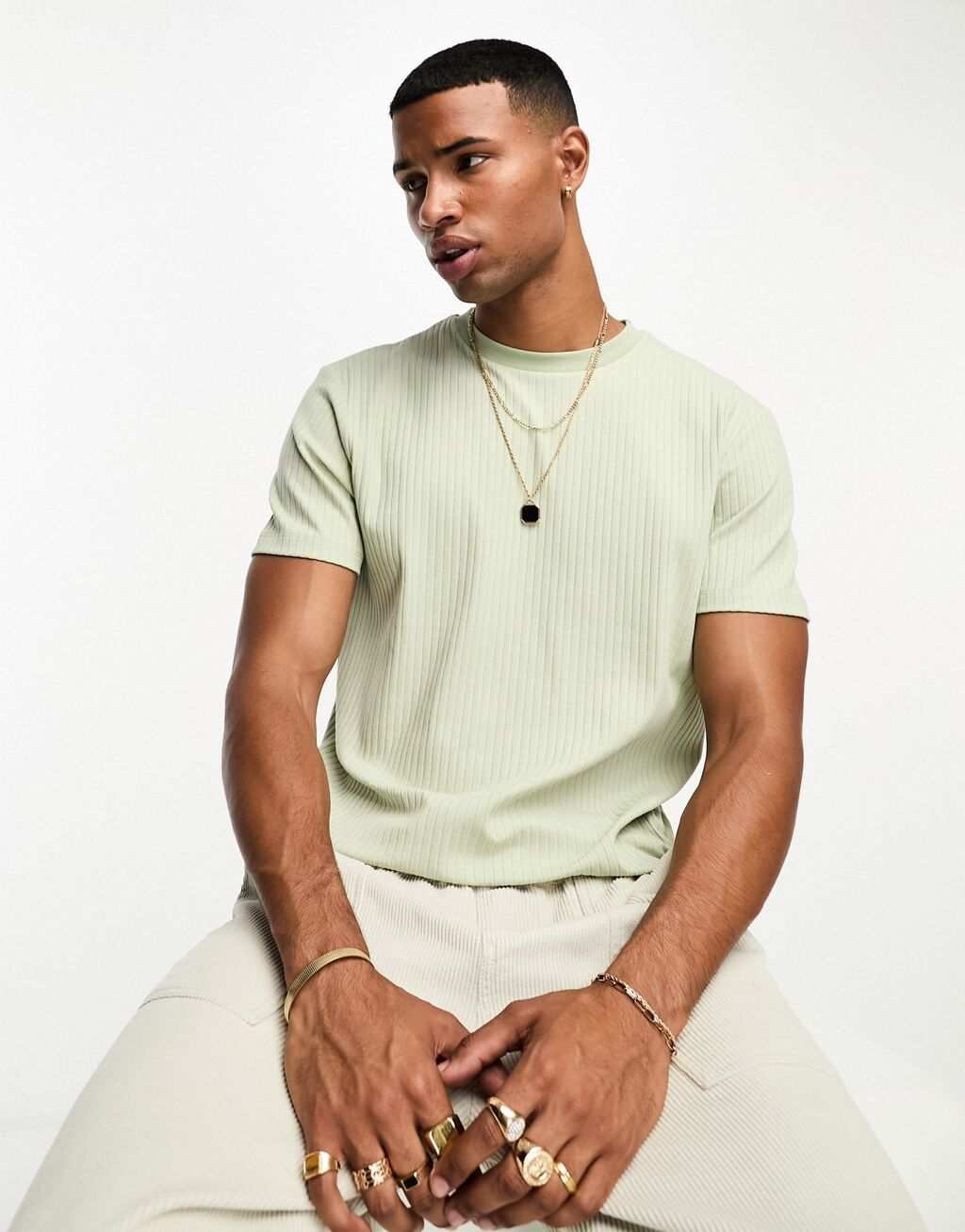 

Серая футболка в рубчик с круглым вырезом стандартного кроя ASOS DESIGN