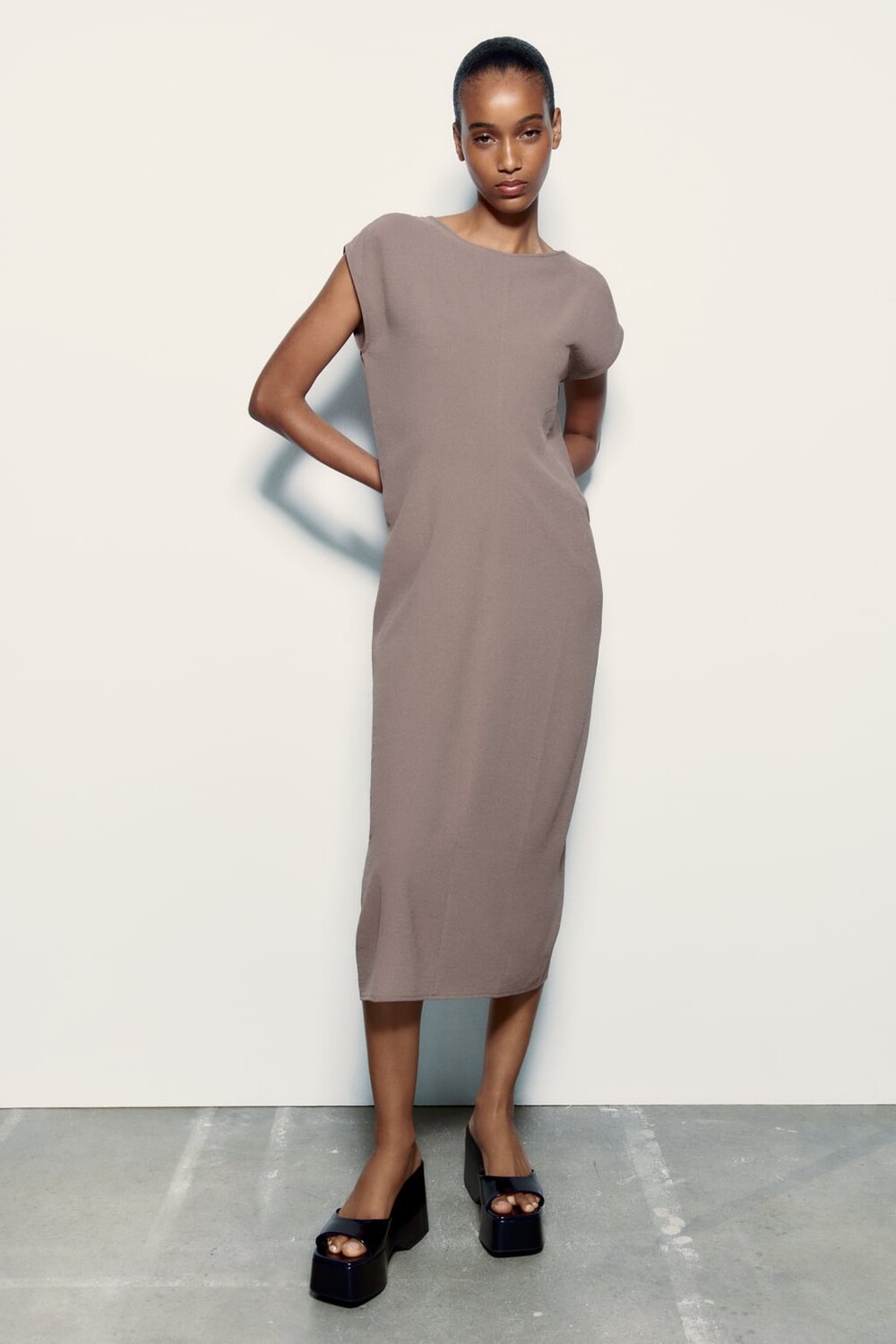 

Минималистское платье-футболка ZARA, кэмел