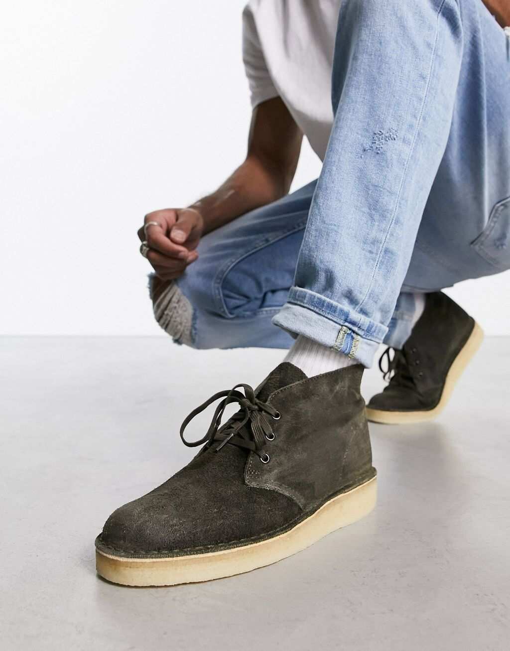 

Угольные ботинки Clarks Originals из оливковой замши