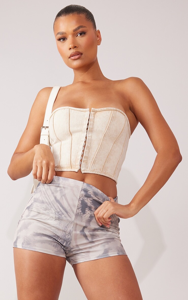 

PrettyLittleThing Серые мягкие шорты в рубчик с выцветшим животным принтом