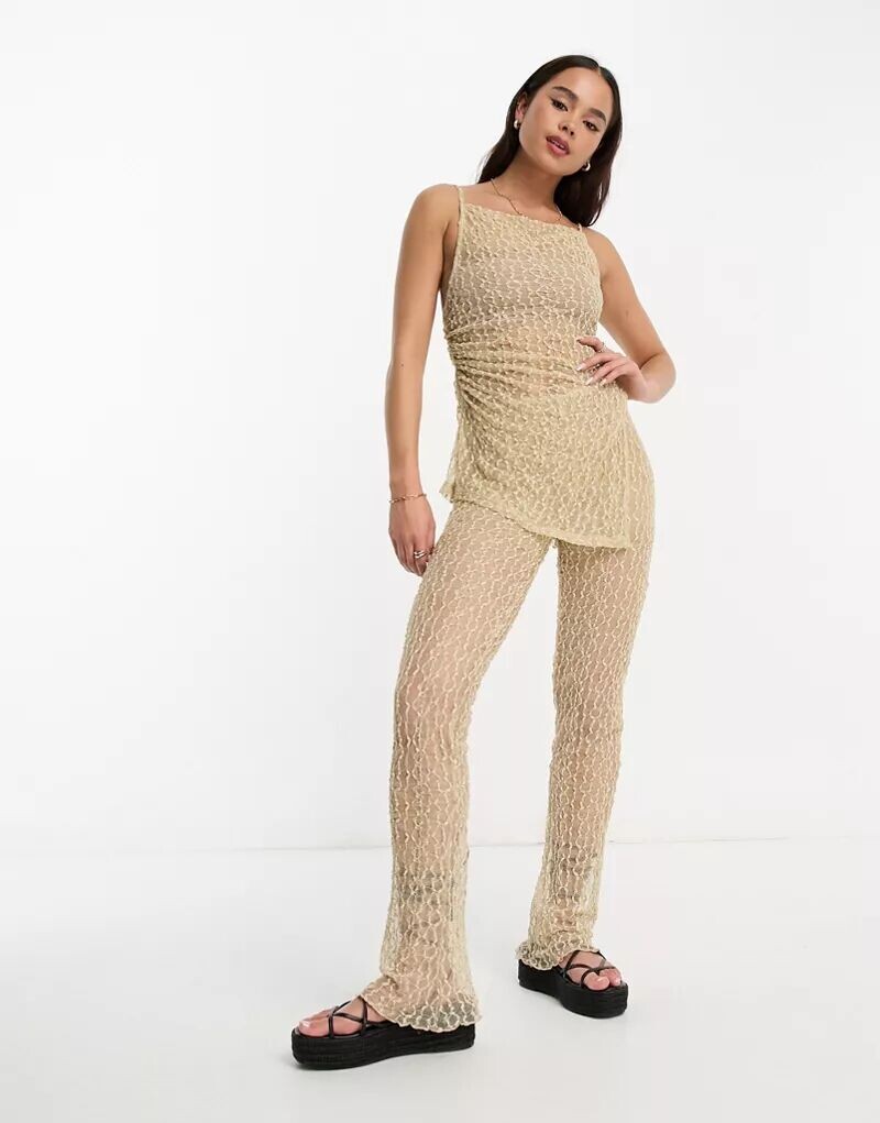 

Бежевые брюки расклешенной текстуры Pull&Bear