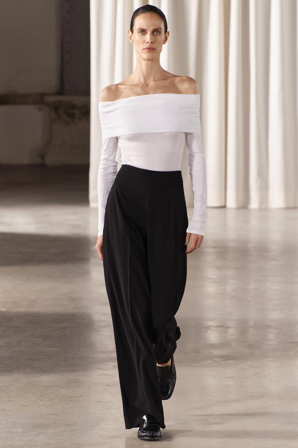 

Хлопковый топ supima с открытыми плечами ZARA, белый