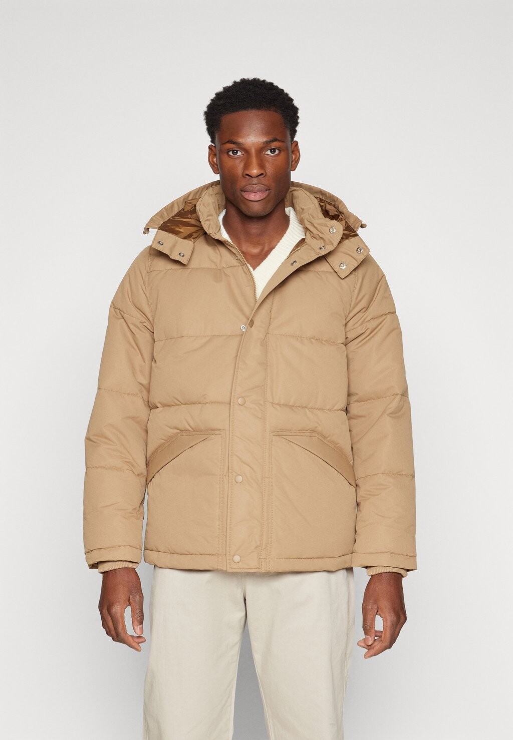 

Куртка GAP КОРОТКИЙ ПУФФ ТЯЖЕЛЫЙ С КАПЮШОНОМ, коричневый