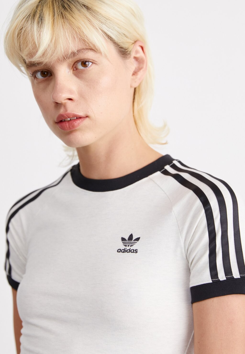 

Футболка с принтом TEE adidas Originals, кремовый