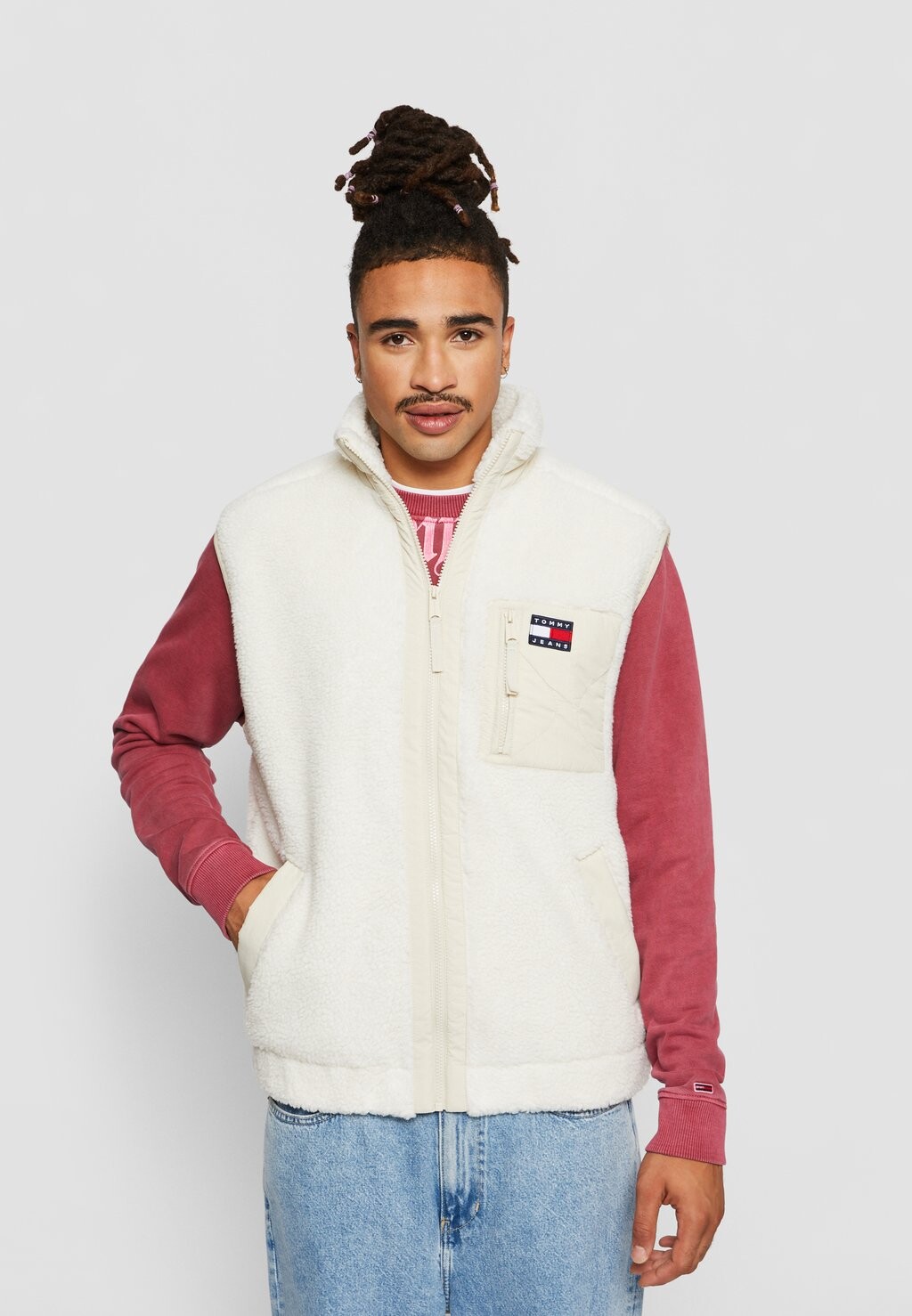 

Жилет Tommy Jeans ЖИЛЕТ TJM MIX MEDIA, цвет ancient white