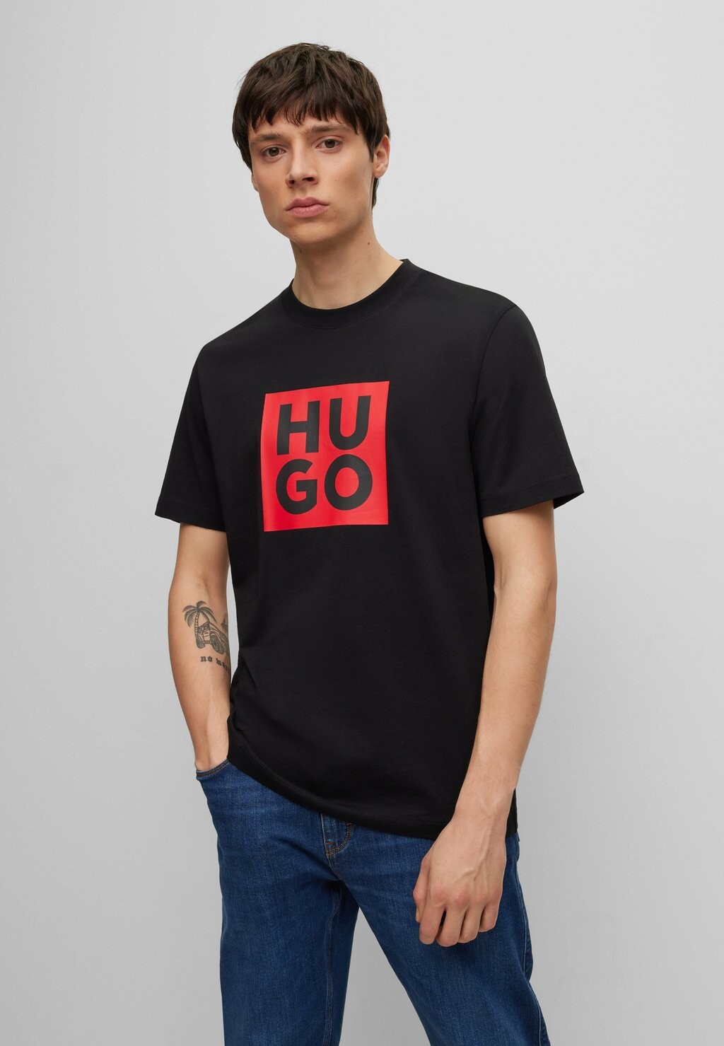 

Футболка с принтом HUGO, черный