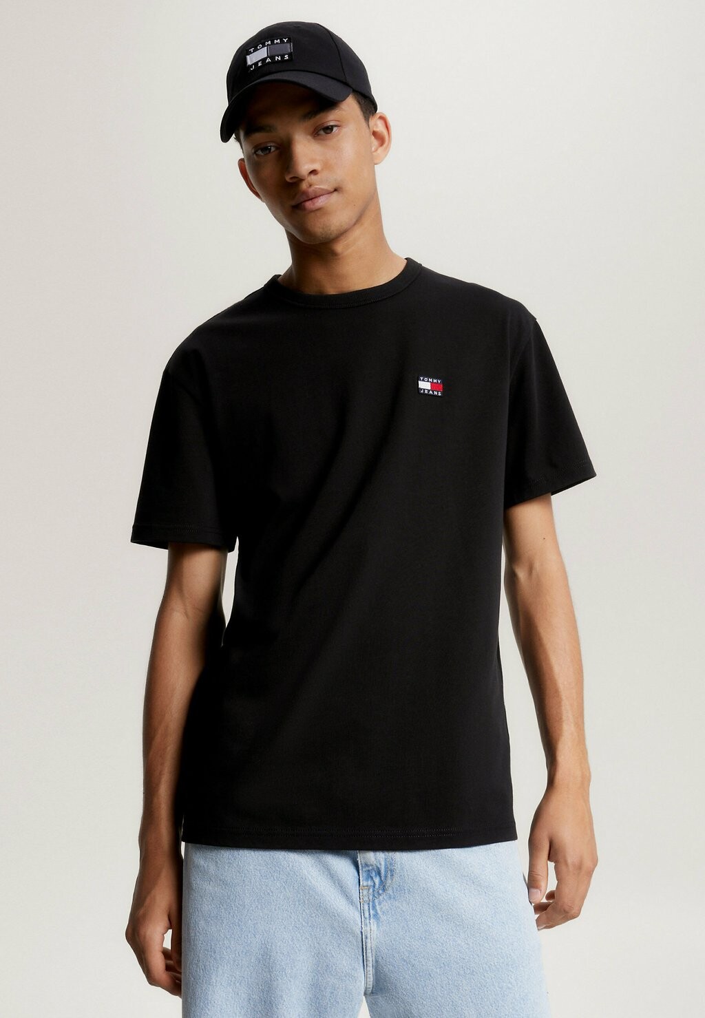 

Базовая футболка BADGE CLASSIC FIT Tommy Jeans, черный