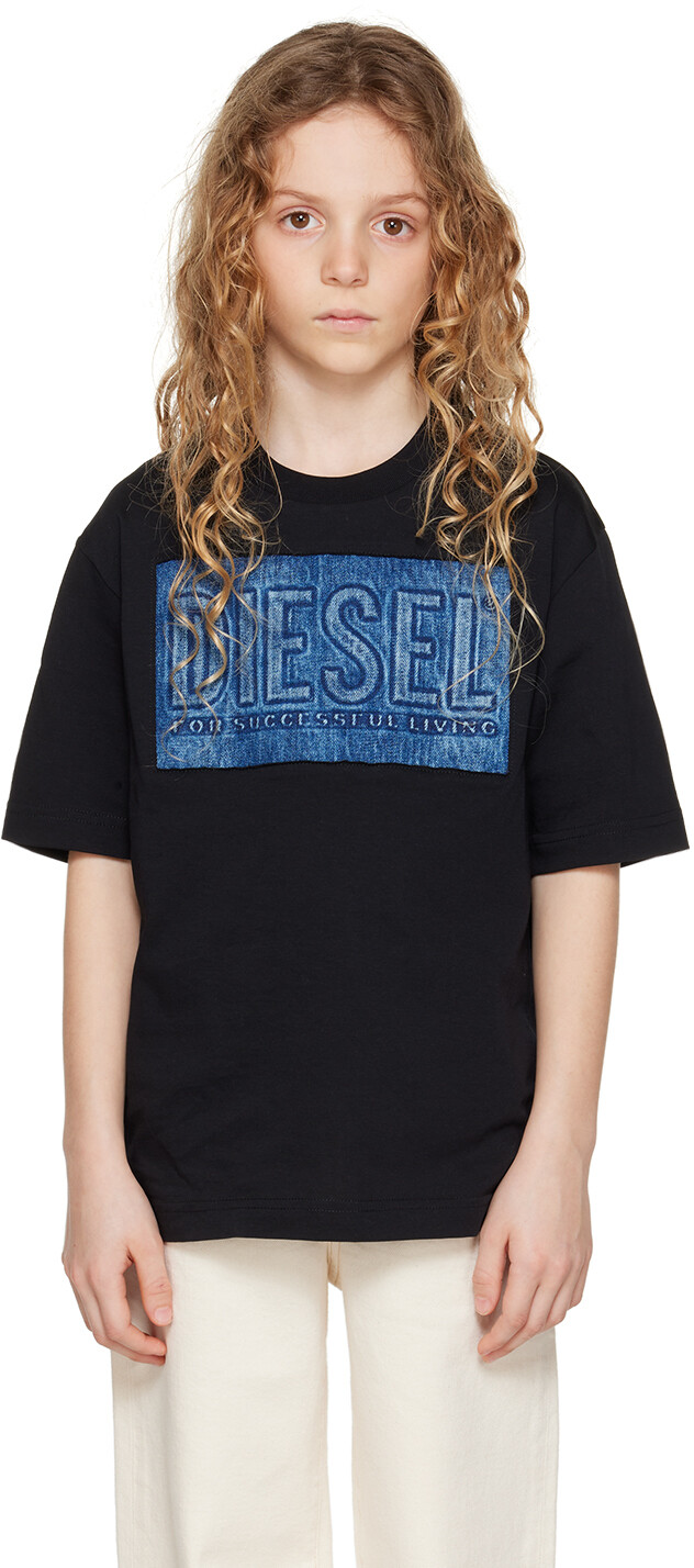 

Детская черная футболка Twanny поверх футболки Diesel