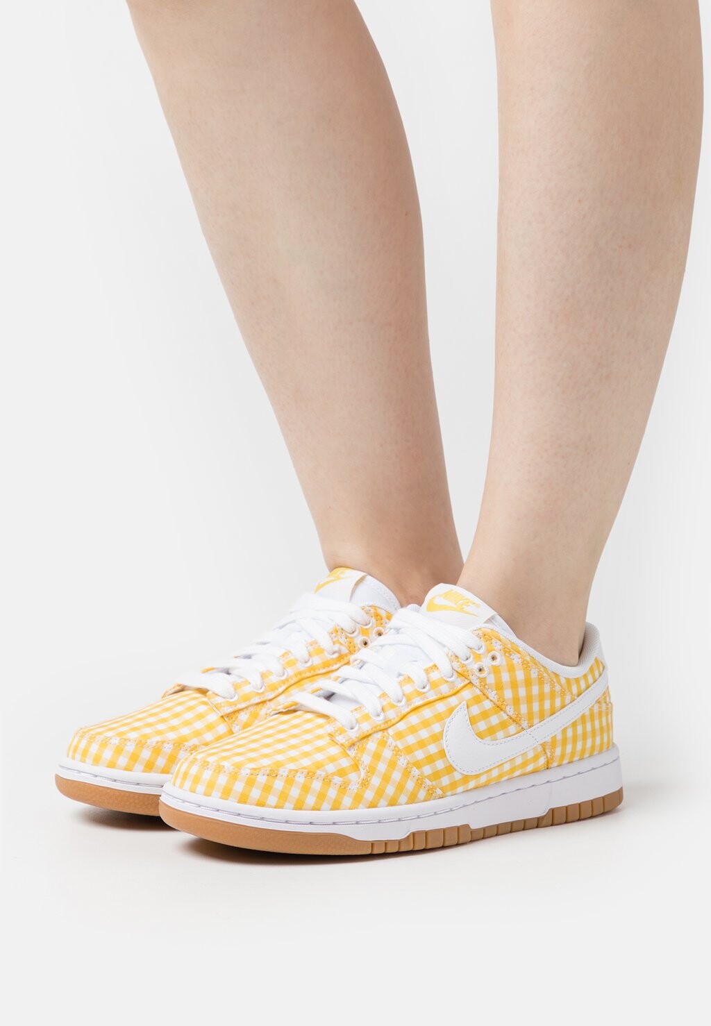 

Кроссовки Nike DUNK LOW EWT, цвет vivid sulfur/white