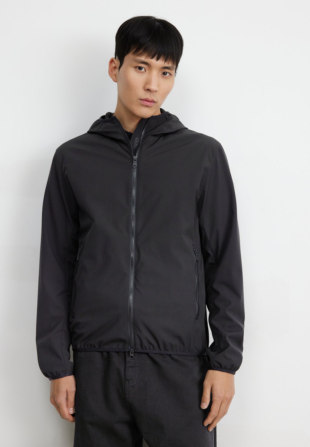 цена Легкая куртка Colmar Originals, черная
