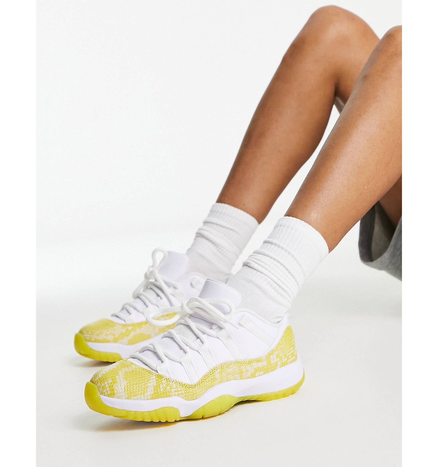 

Бело-желтые ретро-кроссовки Jordan AJ11