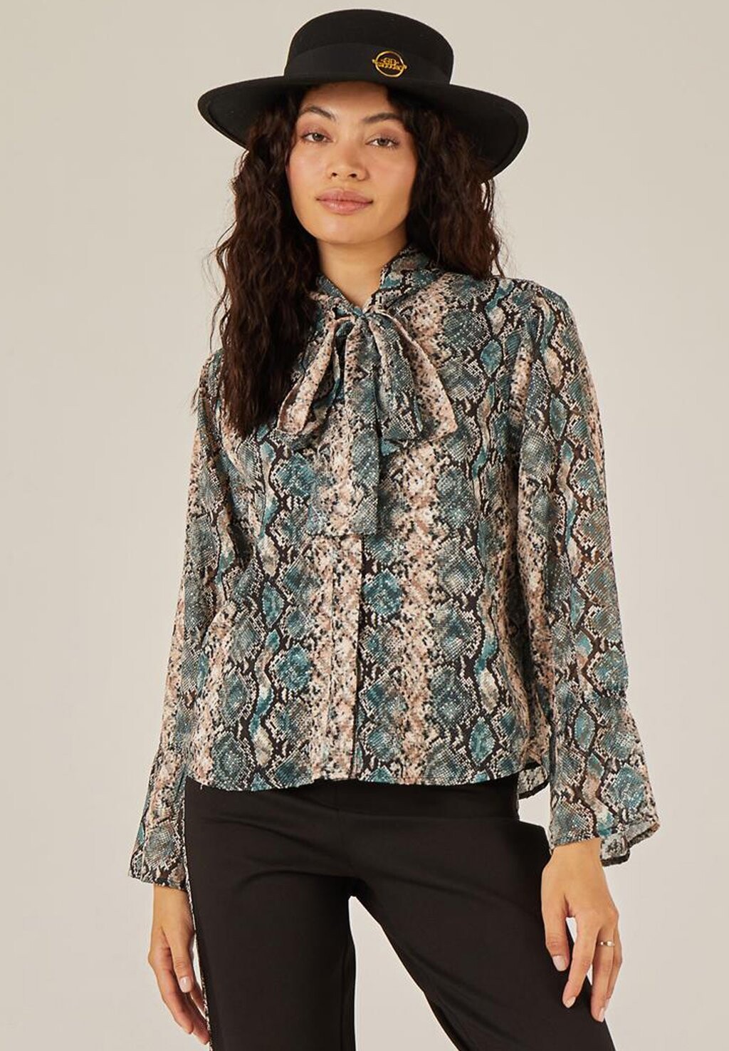 

Блузка CON LAZADA AL CUELLO Y ANIMAL PRINT NIZA, зеленый