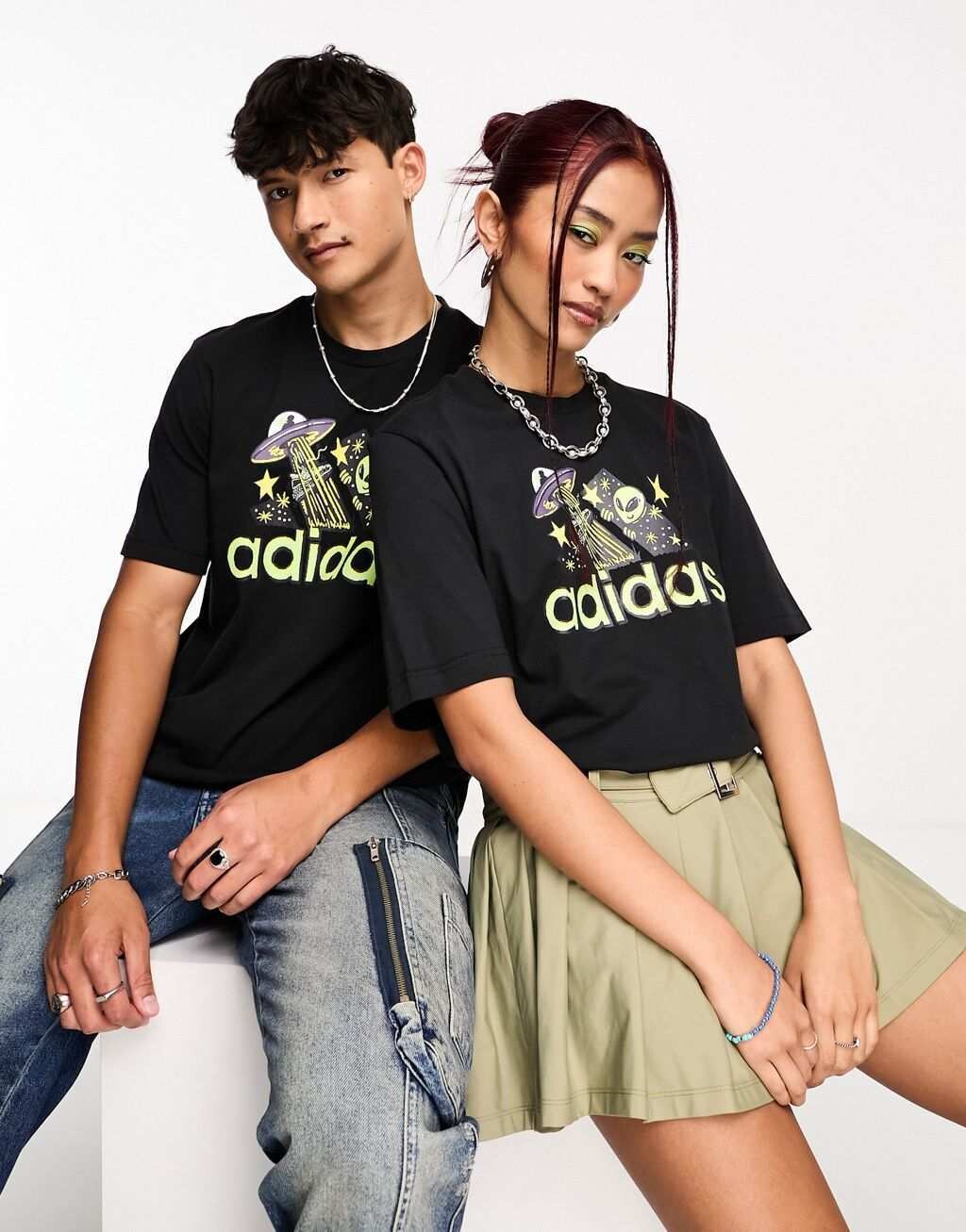 

Черная футболка с рисунком adidas Sportswear