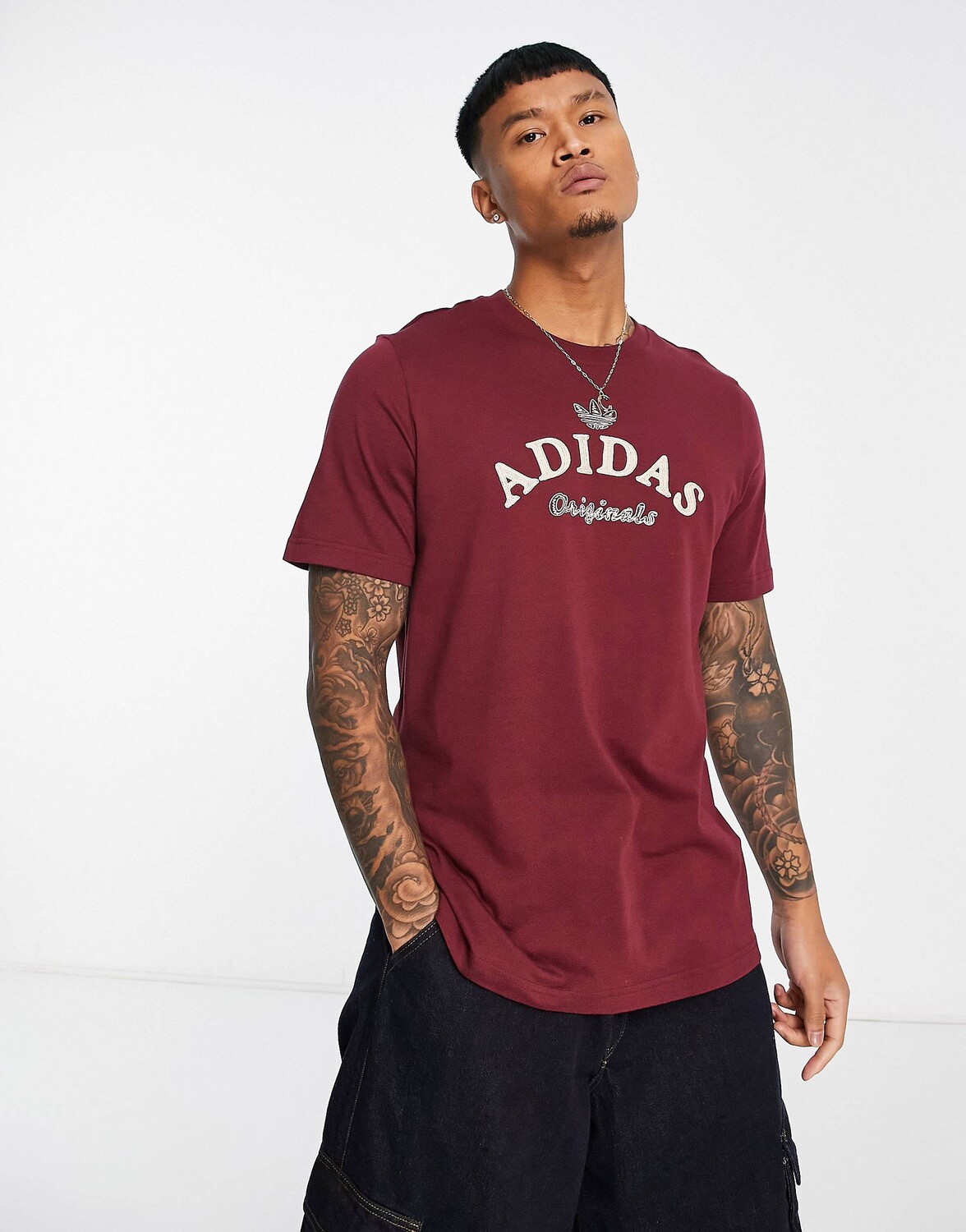 

Бордовая футболка с крупным университетским логотипом adidas Originals