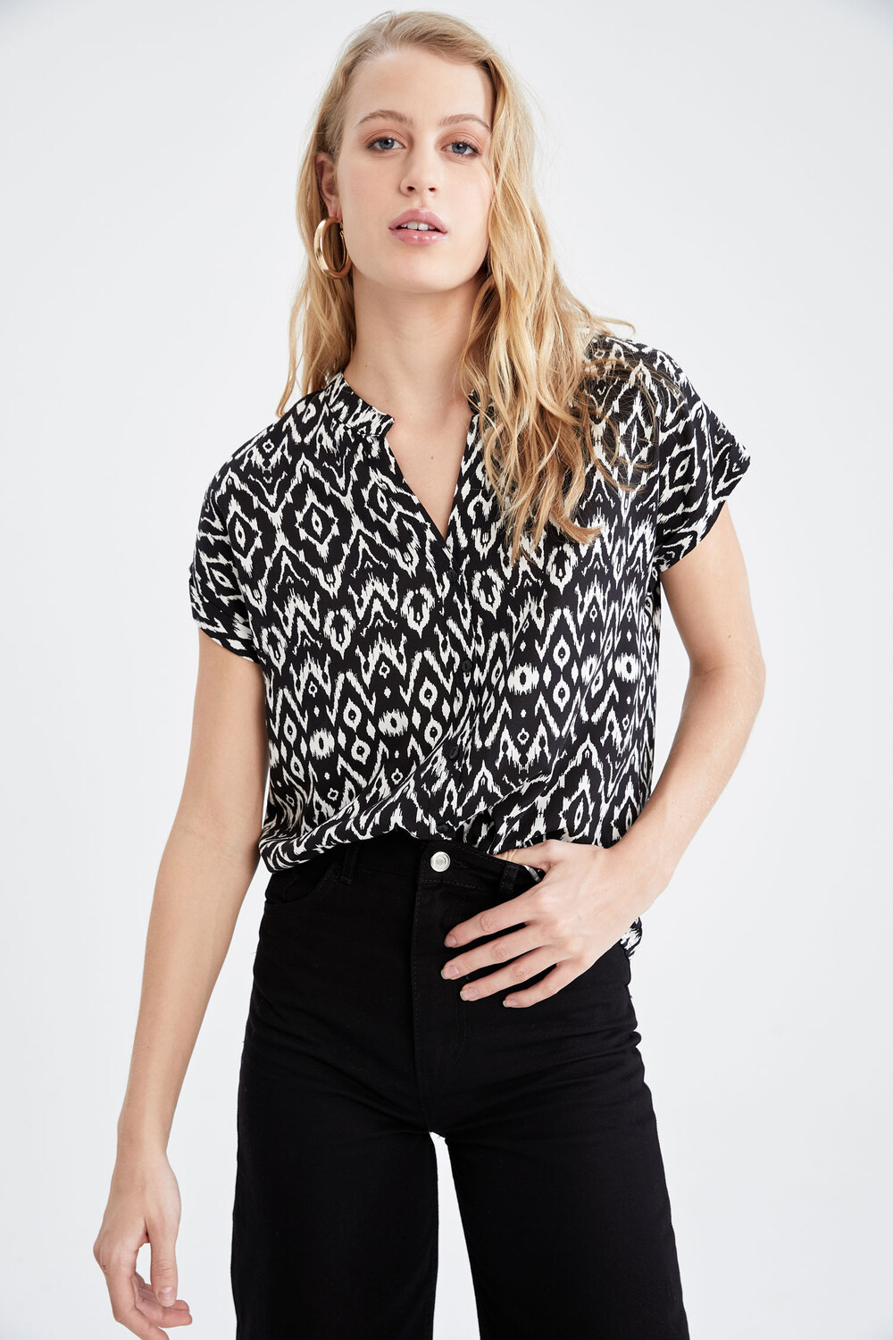 

Блуза DeFacto Kurzarmhemd REGULAR FIT, черный