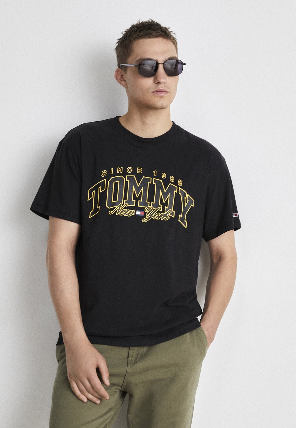 

Футболка с принтом LUXE VARSITY TEE UNISEX Tommy Jeans, черный