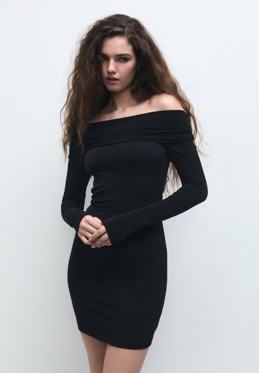 

Летнее платье a BARDOT NECKLINE PULL&BEAR, черный